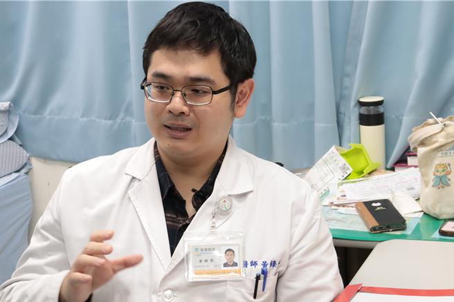 化醫院中醫師黃鋒榮提醒民眾，早晚溫差大，易造成肌肉緊繃、關節僵硬，應注意身體及關節保暖，以減少拉扭傷情況發生。（彰化醫院提供／葉靜美彰化傳真）