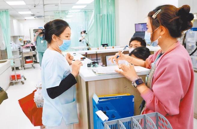 近期各界疾呼缺工，劳动部预告蓝领审查标准，新增侨外生可从事6项包括司机、仓储物流、随者人员、护佐中阶技术等类别。图为医院护理人员。（示意图／报系资料照）