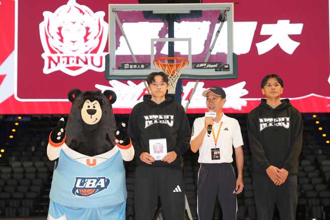 台湾师大男篮队由得分王林韦恺（左2）领衔在4强赛挑战霸主政大。（大专体总提供）