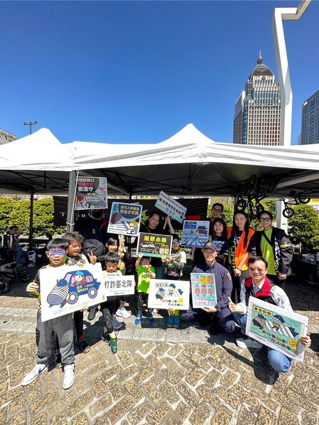 信义分局到场宣导反诈骗及交通安全。（翻摄照片／林郁平台北传真）