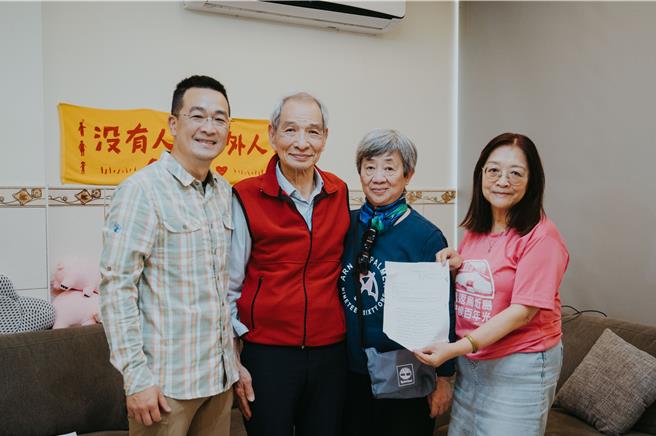 南海部队反共救国军后裔王国栋(左二)等人，26日向金门县议员董森堡(左一)陈情，期盼南海部队先烈英灵能入祀太武山忠烈殿。(图／董森堡议员服务处提供)