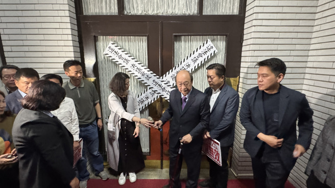 民进党立法院党团总召柯建铭与党团成员27日傍晚在议场前举行记者会，并贴上封条封锁立法院议场大门，强调「没有协商，没有开会」。（姚志平摄）