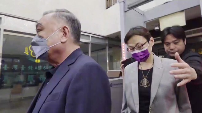 晚间吴宝田父女被移送北检复讯，面对媒体追问全程不发一语，仅在律师陪同下快步进入地检署。（翻摄画面）