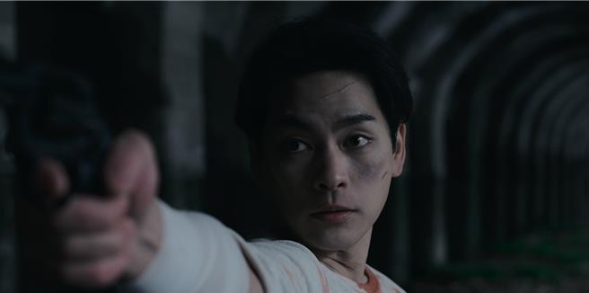 柳乐优弥回归演出《噬亡村》第二季，再献暴走般的神级演技。（Disney＋提供）