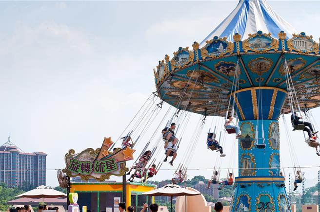 义大天悦饭店推出亲子友善住房专案，入住加赠义大游乐世界门票。（义大天悦饭店提供）