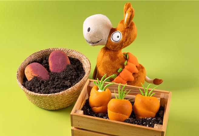 天悦咖啡厅推出「唐基的开心农场」，小朋友可体验做地瓜、萝卜造型麵包。（义大天悦饭店提供）