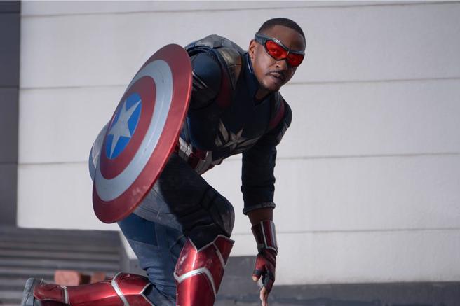 水沟盖砸过来的瞬间，就像美国队长丢出的盾牌一样！（中时资料照）