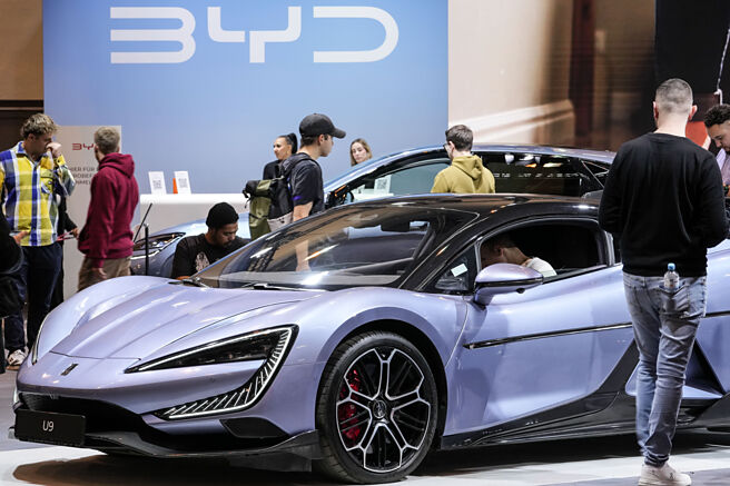 比亚迪2025年总销量目标，海外市场增速逾9成。图／美联社