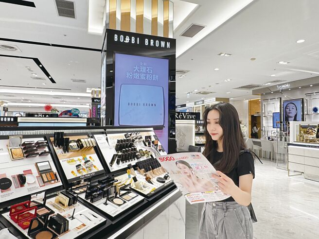 百货母亲节檔期首波促销化妆品节，不少高端品牌亦投入买一送一行列。图／SOGO提供