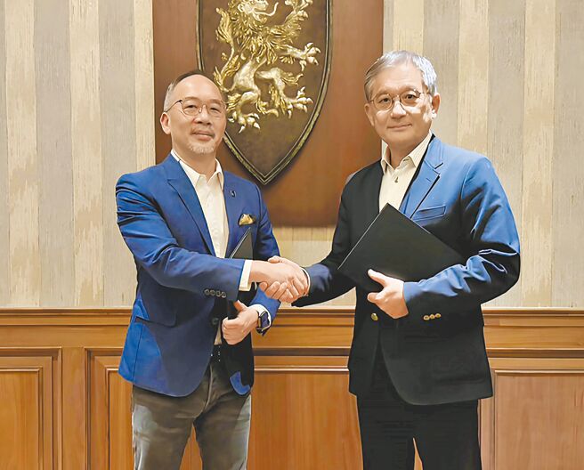 太電集團董事長苑竣唐（右）與行競科技董事長洪裕鈞（左）簽署合作備忘錄，未來將攜手共同開發釩、鋰混合的次世代儲能技術，打造兼具穩定性與彈性的儲能系統。圖／業者提供