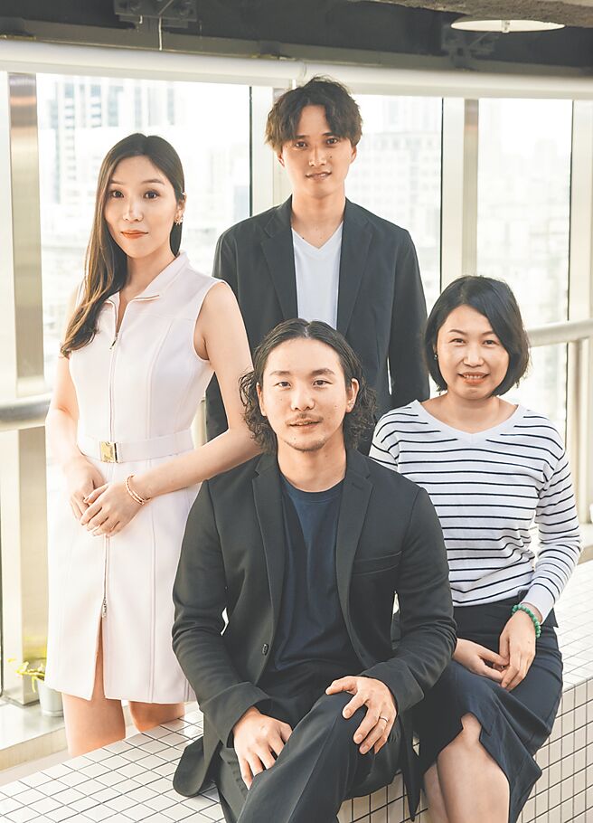 台湾微告总经理丸木勇人（前中）率领的菁英团队拥有丰富台日跨境行销资源。图／业者提供