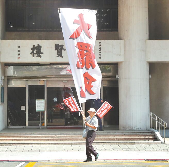 看看民意的反映，各罷免站零零落落，反惡罷者義憤填膺，朝野對立、社會撕裂。（陳君瑋攝）