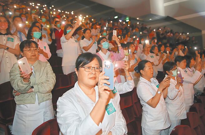 國外護理師是高度專業工作，近來有愈來愈多人想往國外發展。圖為國際護師節聯合慶祝大會，護理師進行傳光儀式。（本報資料照片）