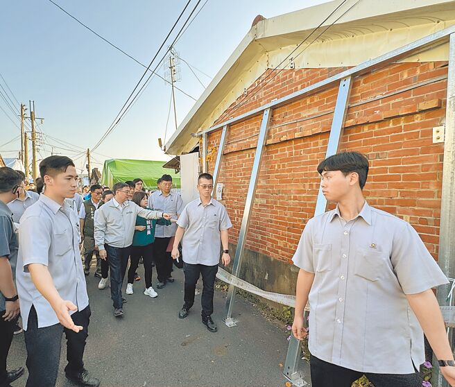 行政院长卓荣泰26日下午视察0121地震灾后受损严重的台南楠西江家古厝。（曹婷婷摄）