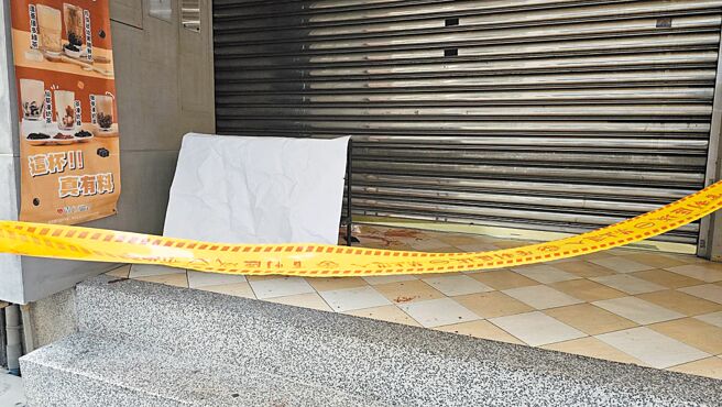 桃園市寶山街一間飲料店門口26日下午疑發生情殺案，案發後警方拉起封鎖線。（蔡依珍攝）