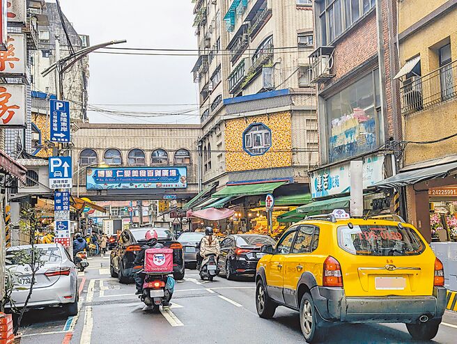 基隆市市區道路窄小，有不少車輛違規併排停車、臨停岔路口或行人任意穿越馬路影響車流，基隆市警察局26日宣布，自4月1日起執行「新路暢專案」確保道路暢通。（張志康攝）