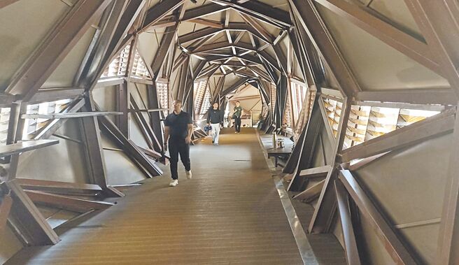 猴硐「猫桥」受当地潮溼气候影响，部分构件出现锈蚀及脱落情形，新北市观旅局去年5月封桥修缮，歷经10个月工期，26日重新开放。（陈慰慈摄）