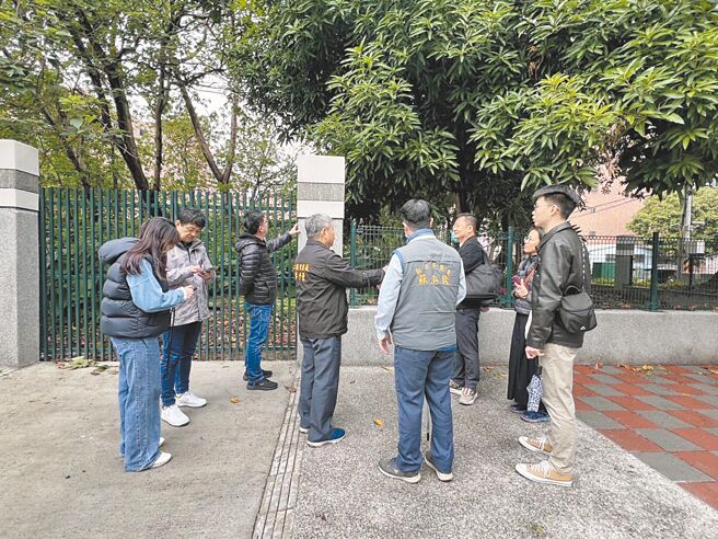 新北市鶯歌工商擬將校內閒置已久的空地規畫暫時做為平面停車場，一方面增加土地活用，另一方面也擴增居民的停車空間。（新北市議員蘇泓欽提供／柯毓庭新北傳真）