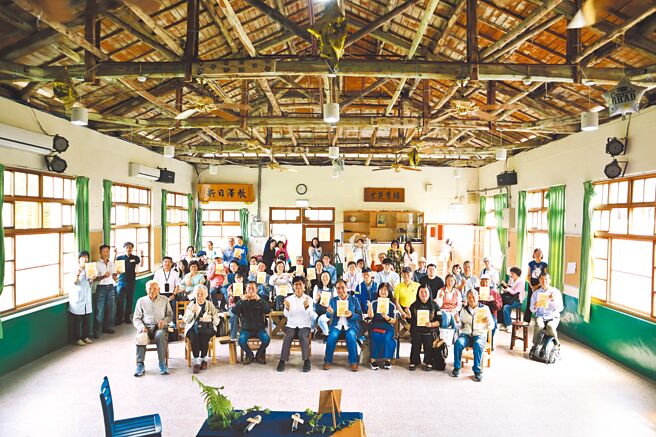 新竹县北埔乡大坪国小育英楼饱含歷史文化意涵，地方人士出版《来自土地的建筑》一书，26日于育英楼正式发表。（邱立雅摄）