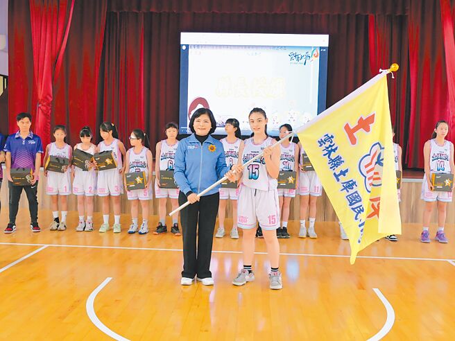 雲林縣土庫國小拿下全國少年籃球錦標賽U12女子組冠軍，縣長張麗善（前左）26日強調，將強化5級銜接，以一條龍方式推動人才養成，讓選手從國小至就業都無後顧之憂。（張朝欣攝）