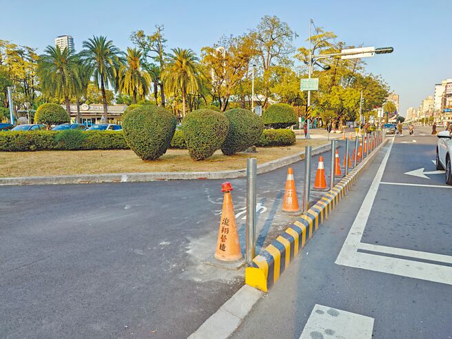 高雄市中华、五福路圆环15日发生日籍女子遭失控小货车撞上重伤，高市府近期已进场加装护栏改善。（任义宇摄）