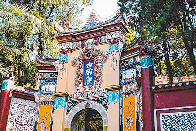 要登上白帝庙，得爬数百级高陡的阶梯，体力不好的人，可考虑花钱乘轿轻松些。（林洛安摄）