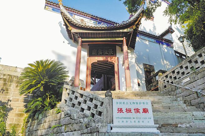 张飞庙的大门开在侧面斜向西南方的墙上，朝向蜀国据地成都的方向。（林洛安摄）