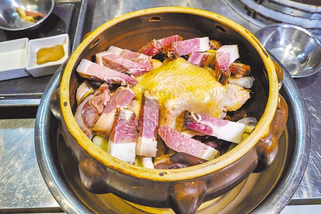 「盬子鸡」食材里不需加水，汤汁全靠蒸熟鸡只的水蒸气冷凝而落。（林洛安摄）