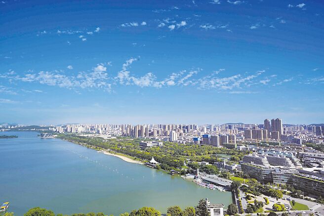 雲龍山制高點僅海拔143米，從登山口到觀景平台步行僅約半小時，不少人會登頂白天賞湖景、晚上看夜景。（林洛安攝）