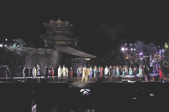 在雲龍湖景區打造的大型湖島實景秀《彭城風華》，觀眾坐船觀賞，音效震撼動人，讓人頓生穿越之感。（林洛安攝）