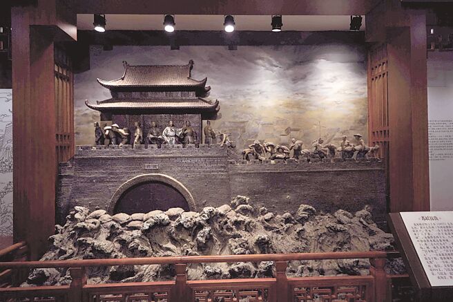 走一趟徐州雲龍山、雲龍湖，處處都是蘇軾景點，還能找到古詩詞中的歷史遺跡。圖為蘇軾紀念館一隅，呈現他帶領徐州人民一起抗洪的故事。（林洛安攝）