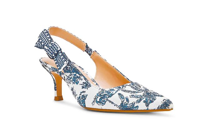 台中大远百STEVE MADDEN带来极具设计感的ENSEMBLE青花瓷蝴蝶结凉跟鞋，独家价2680元。（远百提供）