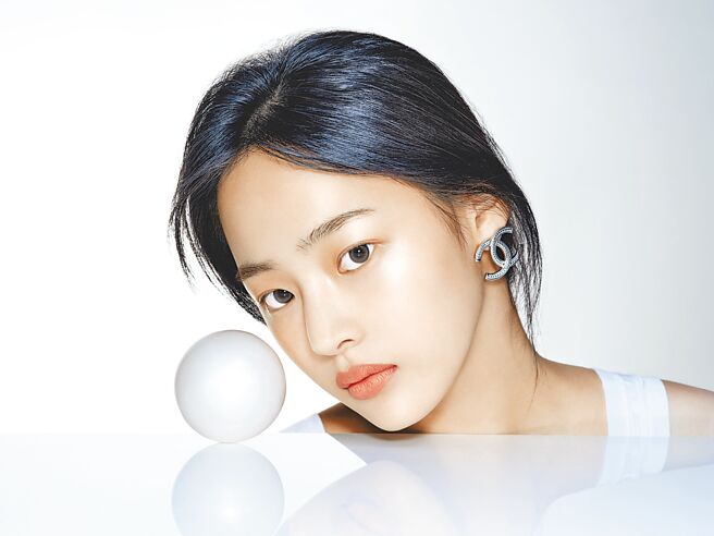 Minji近期雖暫時不能登台演出，但她的代言形象照能一解粉絲的相思之苦。（CHANEL提供）