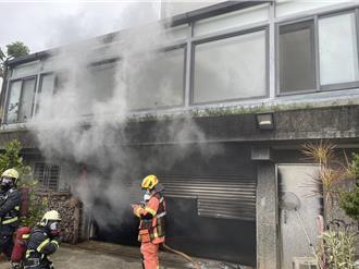 淡水民宅車庫起火狂冒濃煙   疑賓士S450自燃釀禍 
