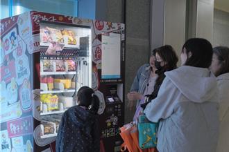 桃園市府大樓設特產販售機 水蜜桃乖乖、地瓜酥上架即秒殺