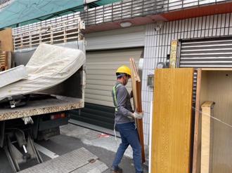 北巿大安區「萬元家具」丟路邊 網加碼曝：在帝寶撿過CHANEL