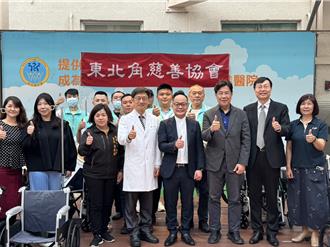 基隆議長媒合東北角慈善協會 捐贈120台輪椅予醫療機構