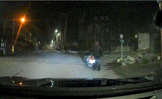 苗栗迷途老翁深夜獨行 竹南警員護送平安回家