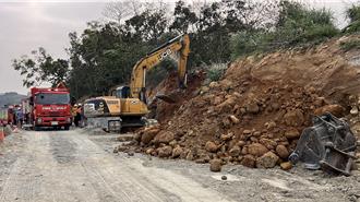 苗栗三義邊坡坍塌！ 1工人遭活埋警消搶救中