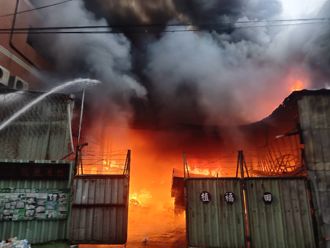 快訊》快戴口罩！新莊資源回收廠烈焰沖天 消防急佈水線搶救