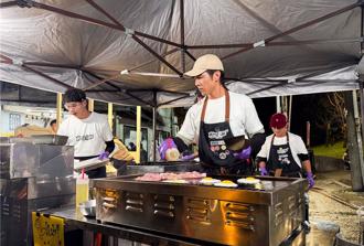 胡宇威快哭了！再次夜市擺攤賣牛排 回想不堪過往