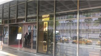 聯手餐飲大亨詐傳產老董50億洗錢數億！女主謀兄嫂交保70萬元