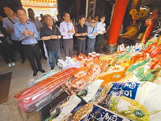 大甲媽文化節 旺旺產品贈信眾