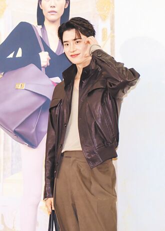 李鐘碩穿皮衣見粉喊熱
