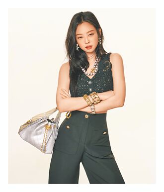 Jennie狂秀CHANEL 25包