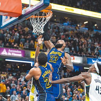 NAB》詹皇壓哨補籃 湖人絕殺溜馬