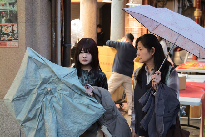 今劇烈變天轉濕冷，北部入夜下探12度。（本報資料照片）