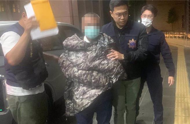 不满政府管制大陆民眾来台旅游，民宿业者张盛德到数发部开枪（中时资料照）