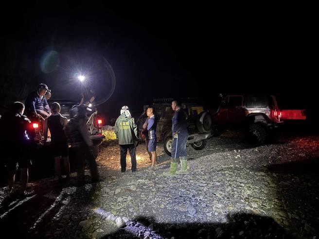 2025年03月28日高雄市前乡长、现任部落会议主席66岁詹忠义27日与友人溯溪时疑似身体不适昏迷，友人下山求援，消防队赶往救援，但因地势偏僻，晚间10点20分抵达时，詹已无生命迹象，最终不治。（警消提供／林雅惠高雄传真）


