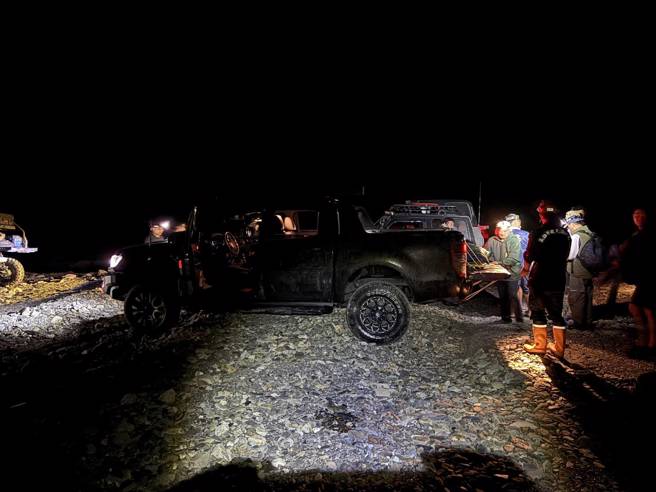 2025年03月28日高雄市／前乡长、现任部落会议主席66岁詹忠义27日与友人溯溪时疑似身体不适昏迷，友人下山求援，消防队赶往救援，但因地势偏僻，晚间10点20分抵达时，詹已无生命迹象，最终不治。（警消提供／林雅惠高雄传真）


